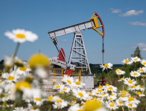Oil prices edge higher ahead of Trump-Zelenskiy meeting