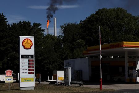 Shell smashes forecasts with $7.7 billion quarterly profit