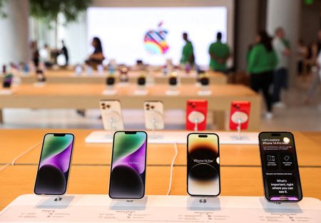 Apple loses top phonemaker spot to Samsung as iPhone shipments drop, IDC says